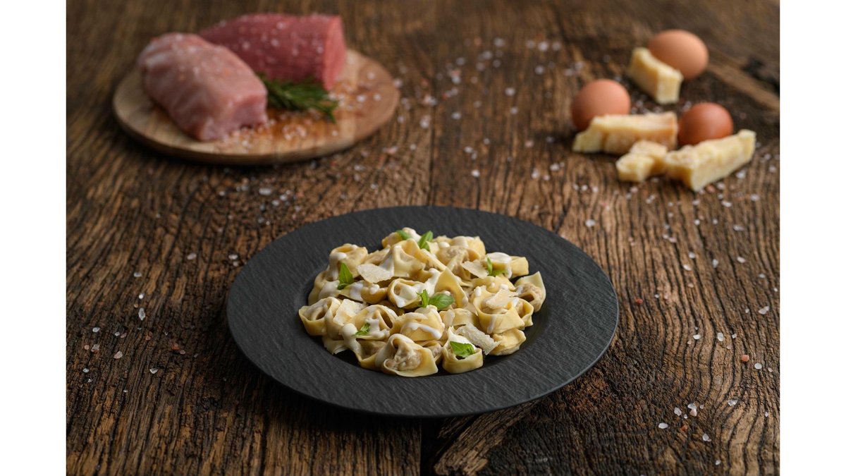 Tortellini hand made umpluți cu carne serviți cu sos cacio e pepe