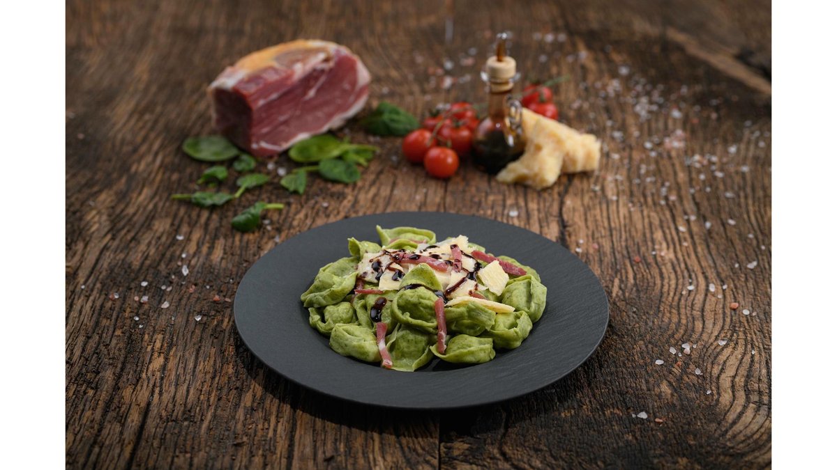 Tortelloni hand made umpluți cu ricotta și spanac condimentați în stil vecchia modena