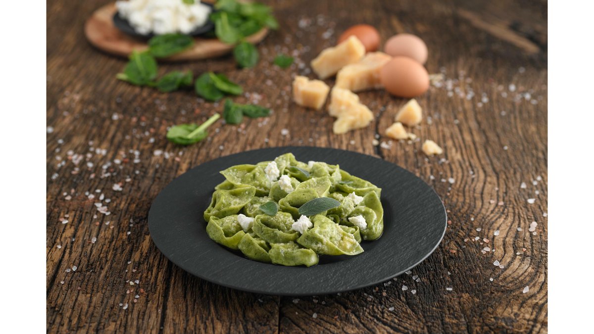 Tortelloni hand made umpluți cu ricotta și spanac serviți cu cremă de parmezan