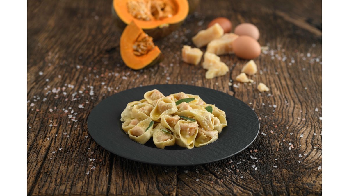 Tortelloni hand made umpluți cu zucca (dovleac soi delica mantovana) serviți cu sos de unt și salvie