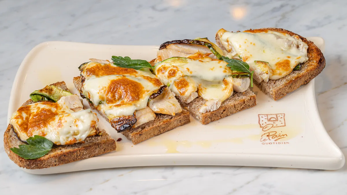 Chicken and Smoked Mozzarela Toast