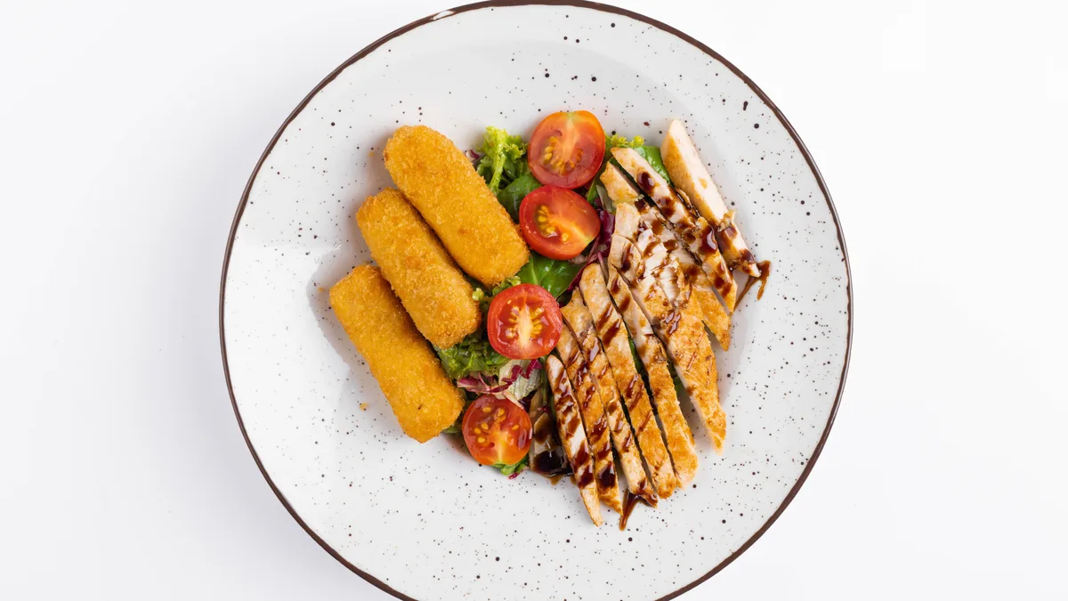 Salata sa ćuretinom i pohovanom mocarelom