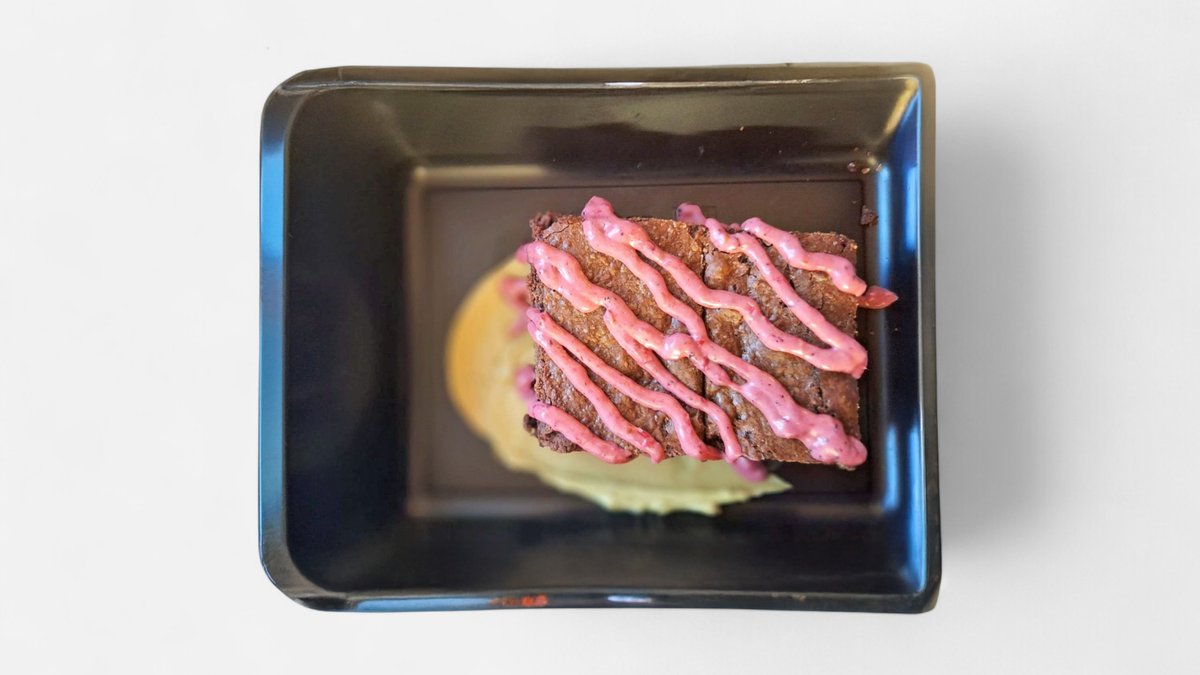 Domáce Brownie s ovocným pyré a pistaciovym topingom