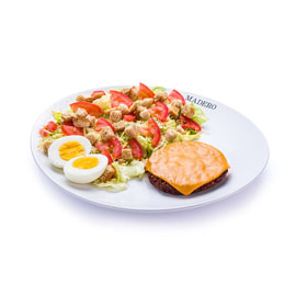 Caesar Salad Com Falafel Burger Vegetar