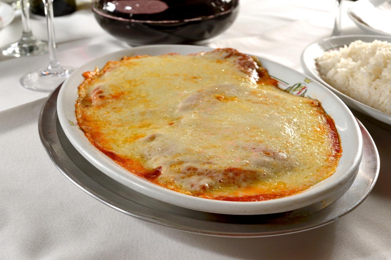 Filetto à Parmegiana com Fettuccine Aos Quatro Queijos