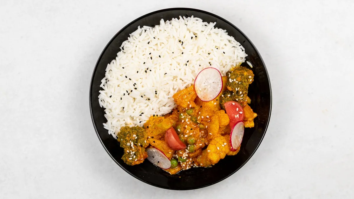 Skleda s curry zelenjavo in basmati rižem