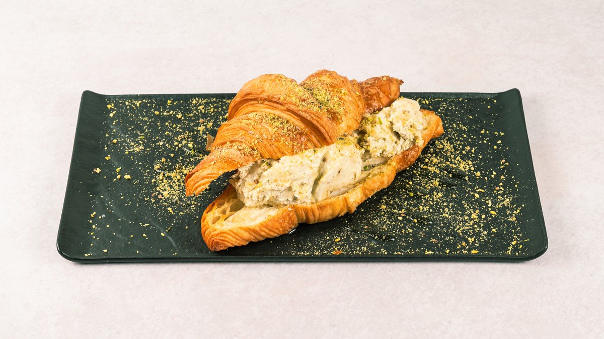Croissant punjen kremom od pistacija