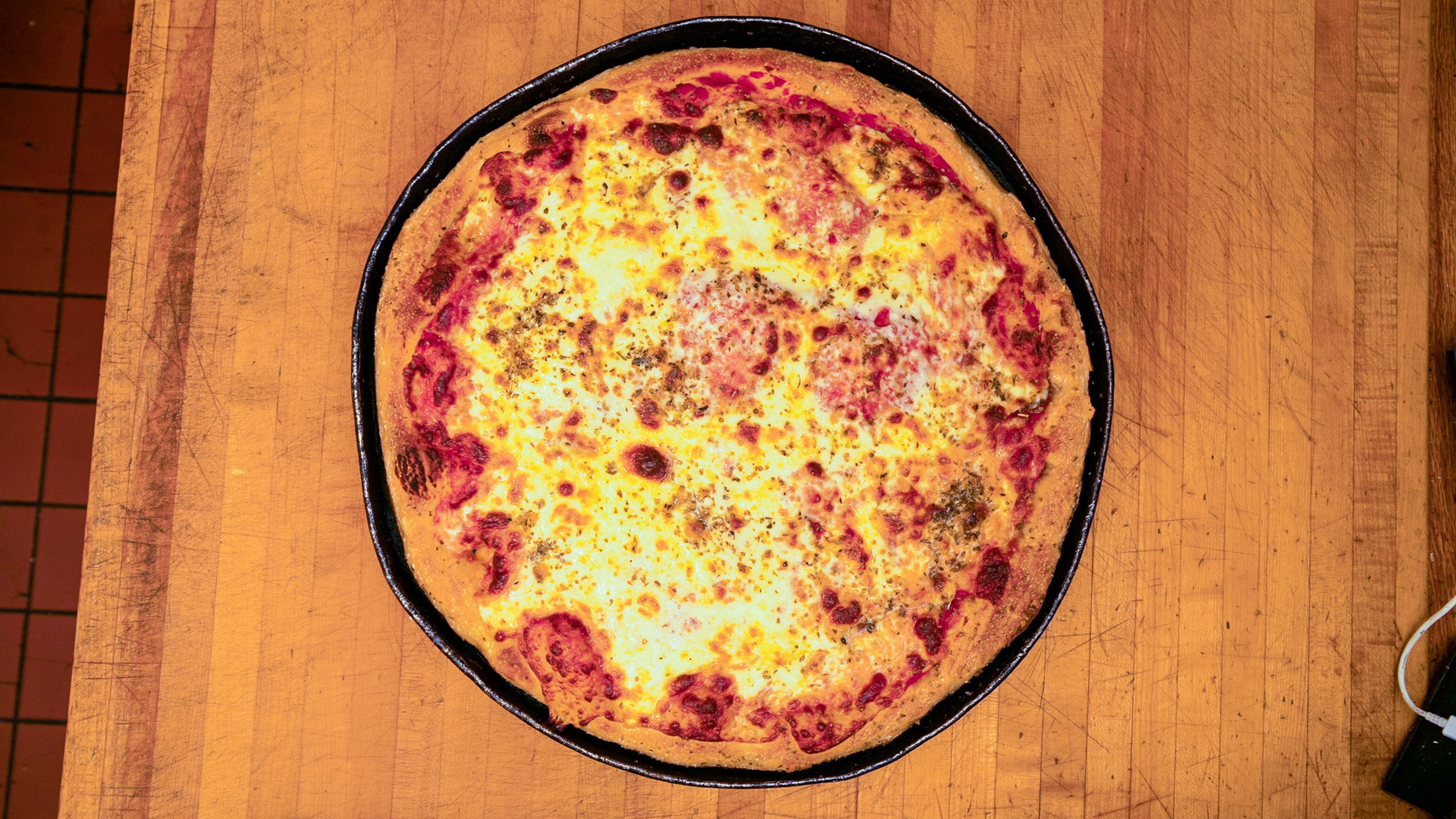 Round cheese pizza (choose toppings)