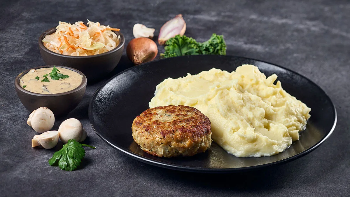 3. Kodune kotlet/kartulipüree/värskekapsasalat/šampinjonikaste
