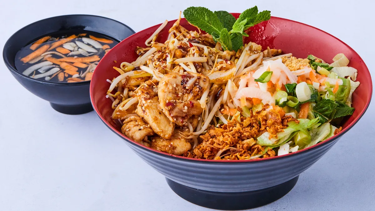 16. Bún Gà Xào Mè