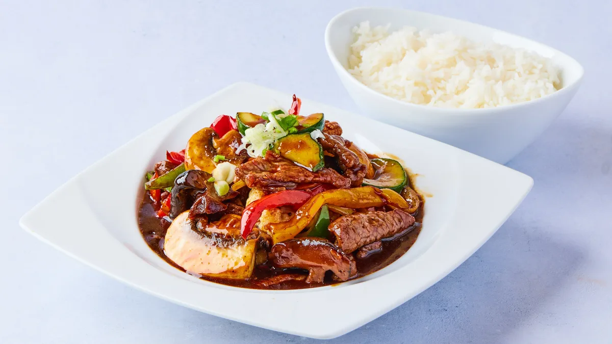 27. Bò Xào Bông Cải Xanh and Nấm Đông Cô