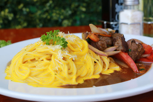 Spaghetti a la Huancaína com Saltado e Fritas