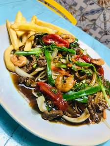 Spaghetti Saltado com Fritas