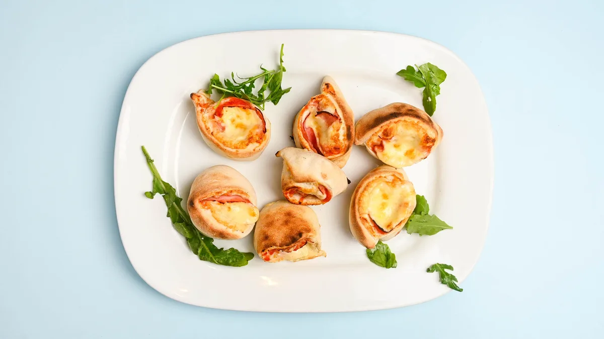 Pizzabrötchen mit Käse und Schinken