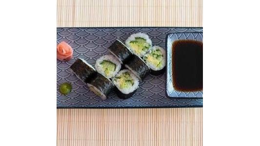 Roll cu avocado și castraveti