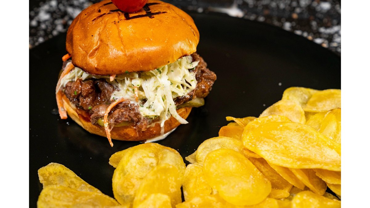 Cheese burger and cipsuri de cartofi 
