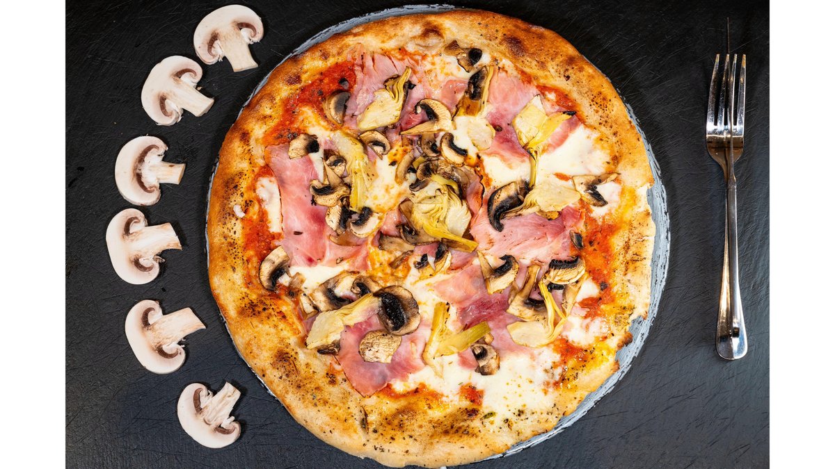 Pizza Prosciuto and funghi