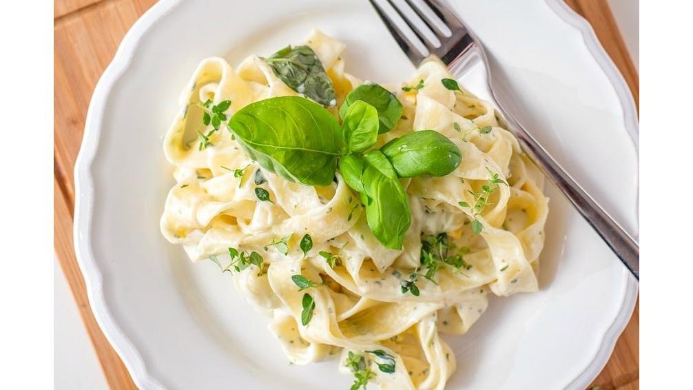 Tagliatelle cu fistic și busuioc