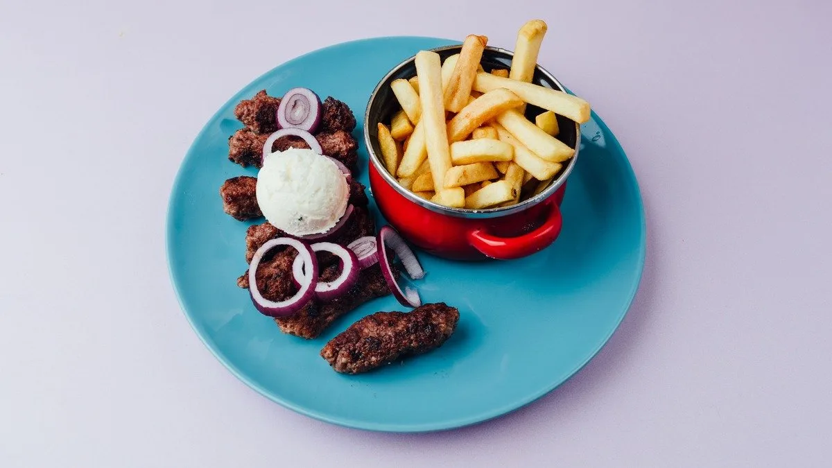 Seksi ćevapi sa kajmakom i pomfritom
