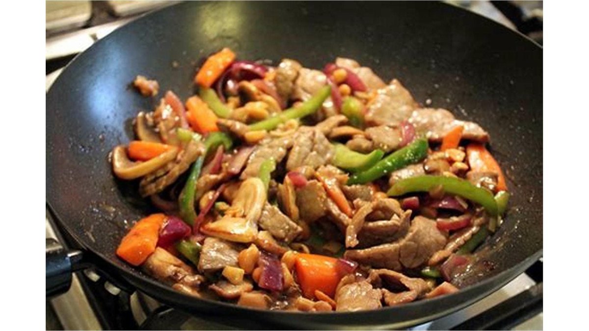 Carne de vită cu ceapă și ardei