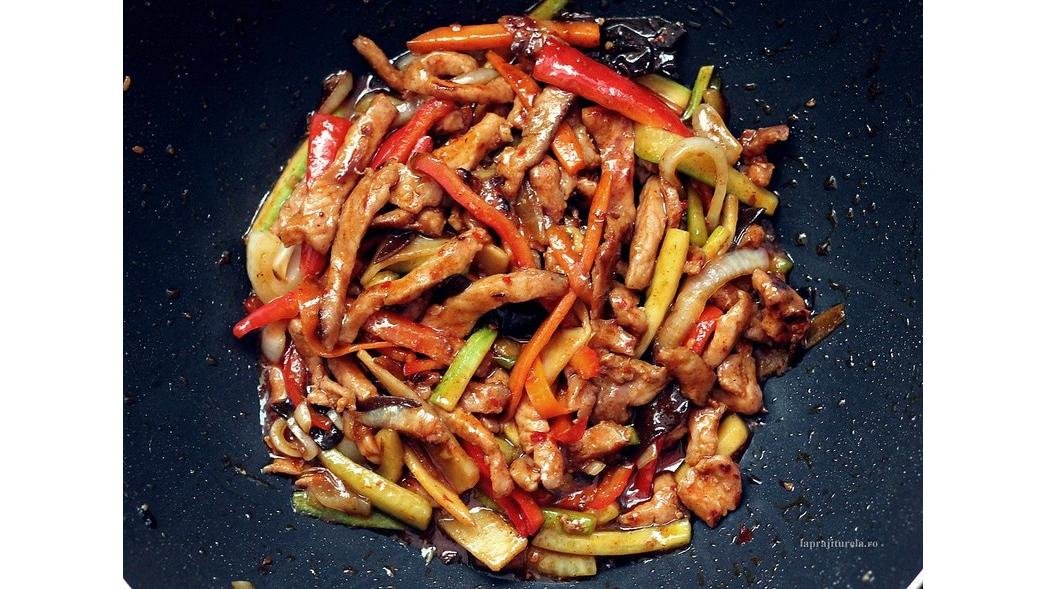 Porc cu legume pe plită încinsă