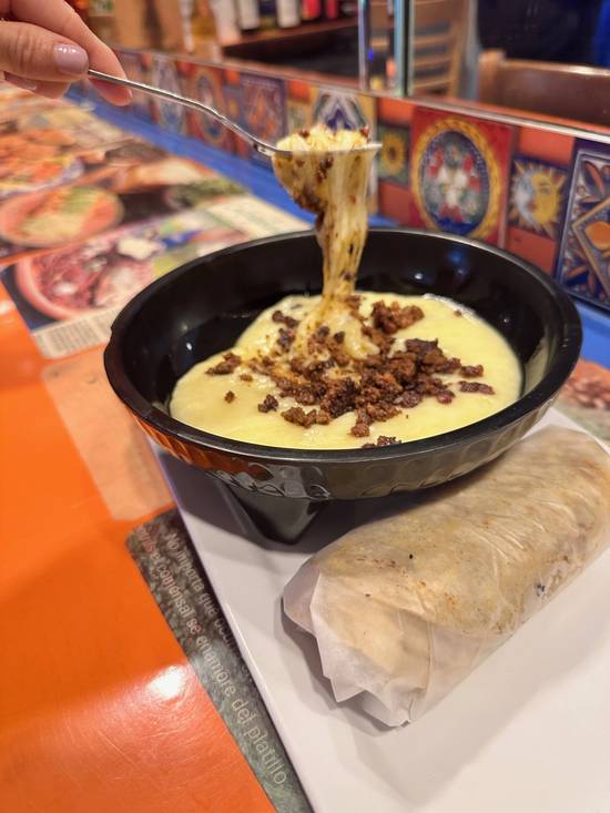 Queso Fundido con Chorizo