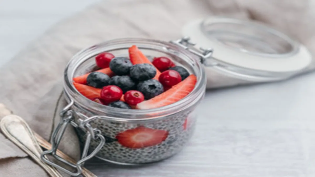 Chia puding sa bademovim mlekom i borovnicom