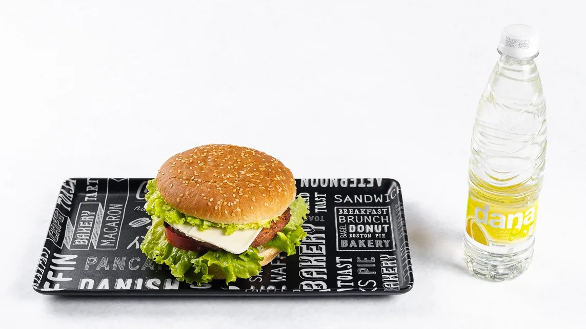 Cheese Green burger in pijača