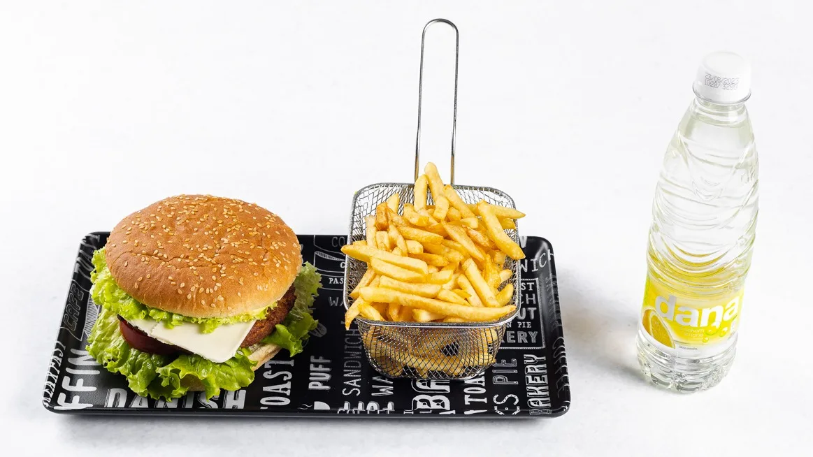 Cheese Green burger s krompirčkom in pijača