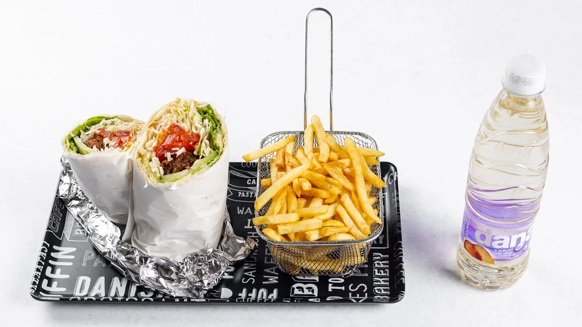 Falafel v tortilji s krompirčkom in pijačo
