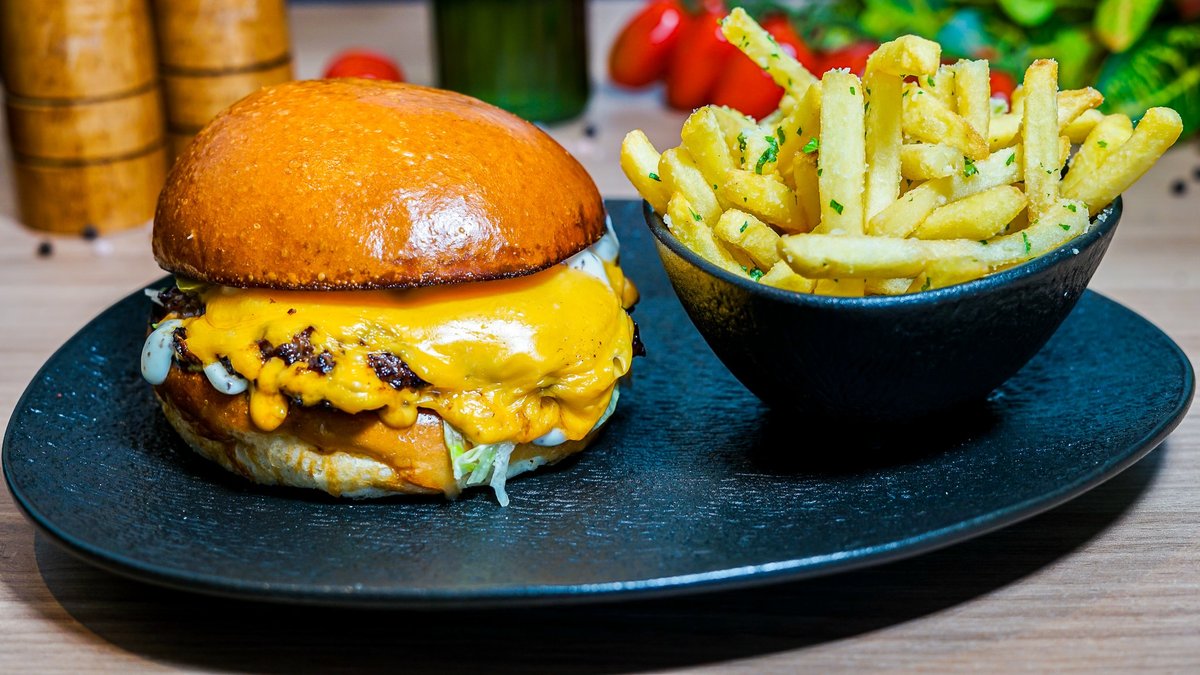 Smashed Trufﬂe Burger