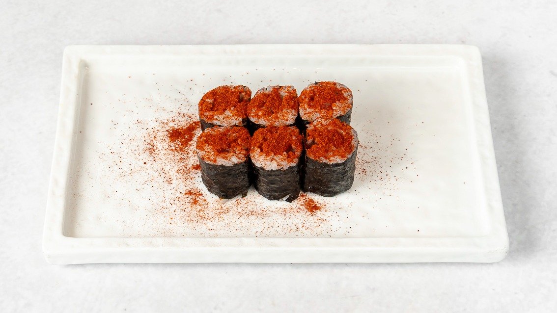 M9. Spicy losos maki (6 kos)