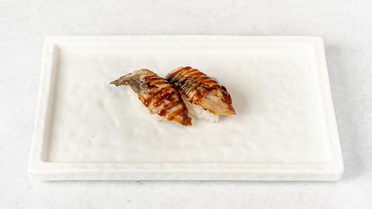 S16. Nigiri z jeguljo (2 kos)