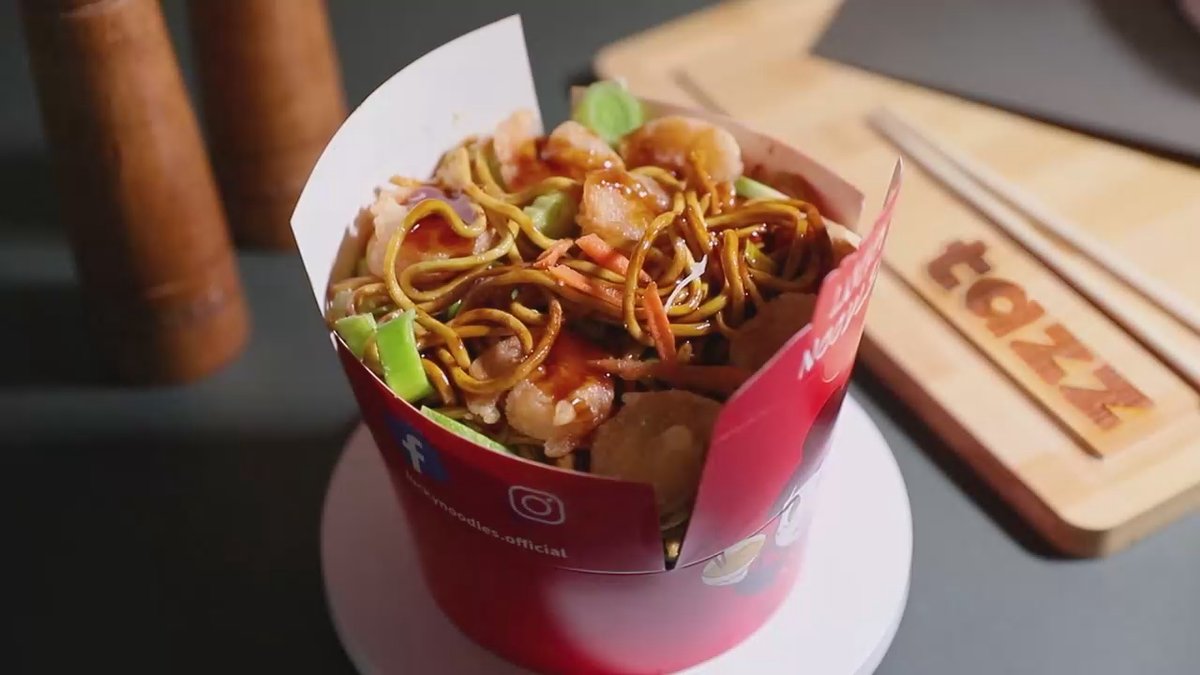 Noodles de grau cu Creveți cu legume și sos de usturoi