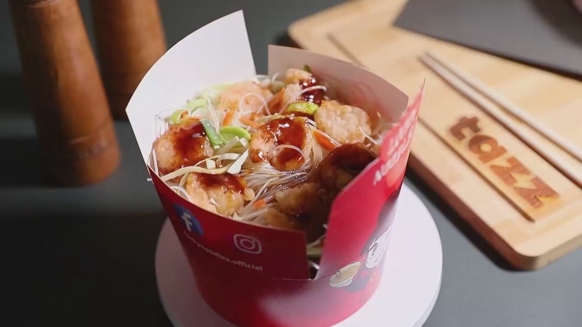 Noodles de orez cu Creveți, legume și sos usturoi