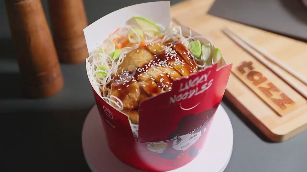 Noodles de orez cu Pui crispy, legume și sos Teriyaki