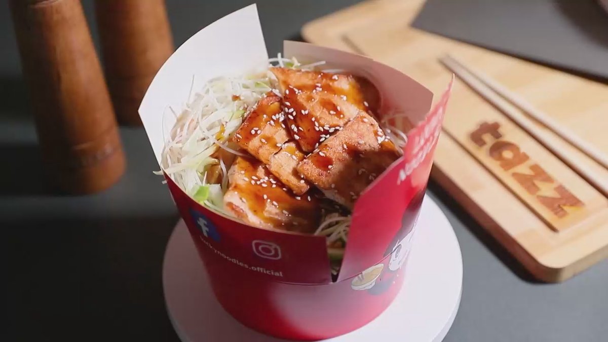 Noodles de orez cu Somon, legume și sos Teriyaki