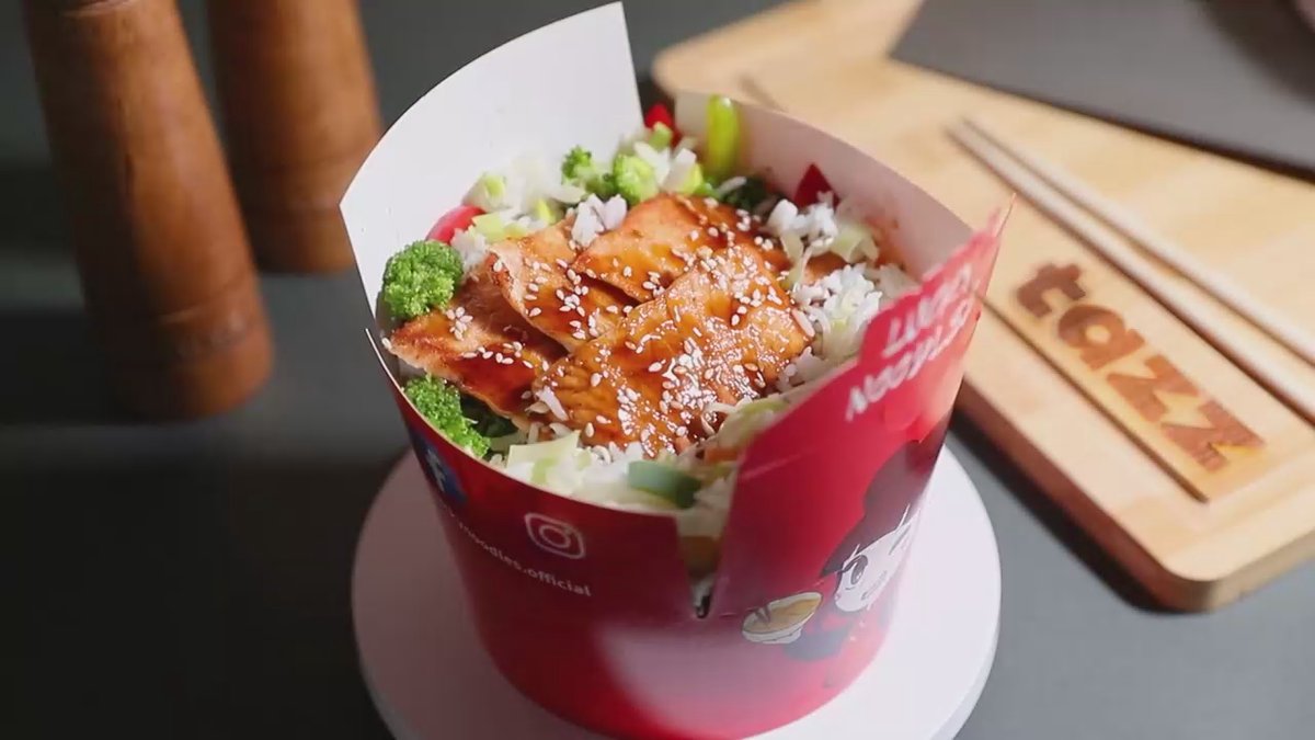 Orez cu somon, legume și sos Teriyaki