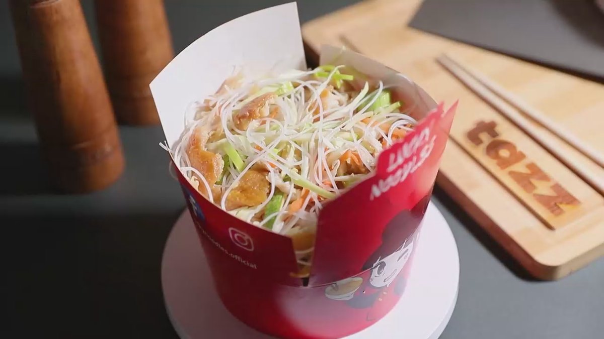 Pui cu noodles de orez și legume mic