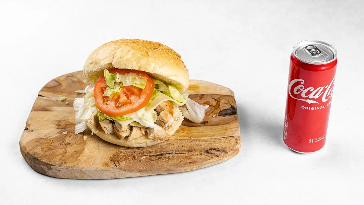 Burger s piščančjim mesom in pijača