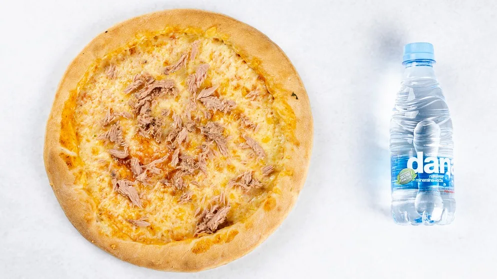 Pizza s tuno in pijača