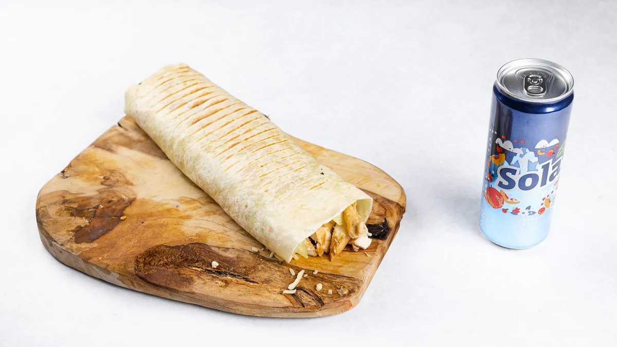 Tortilja s piščancem in pijača