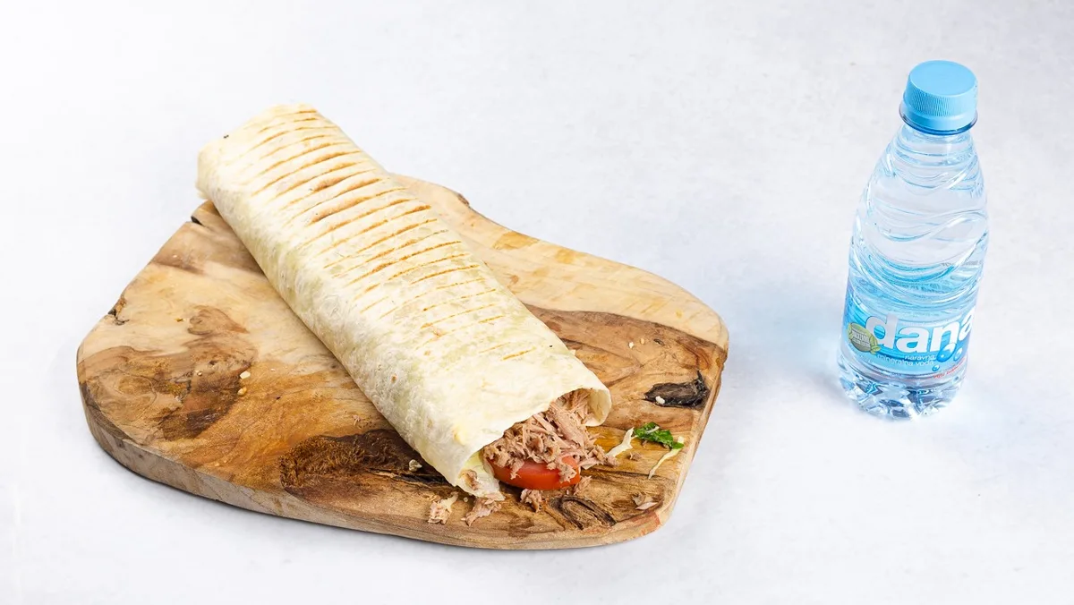 Tortilja s tuno in pijača