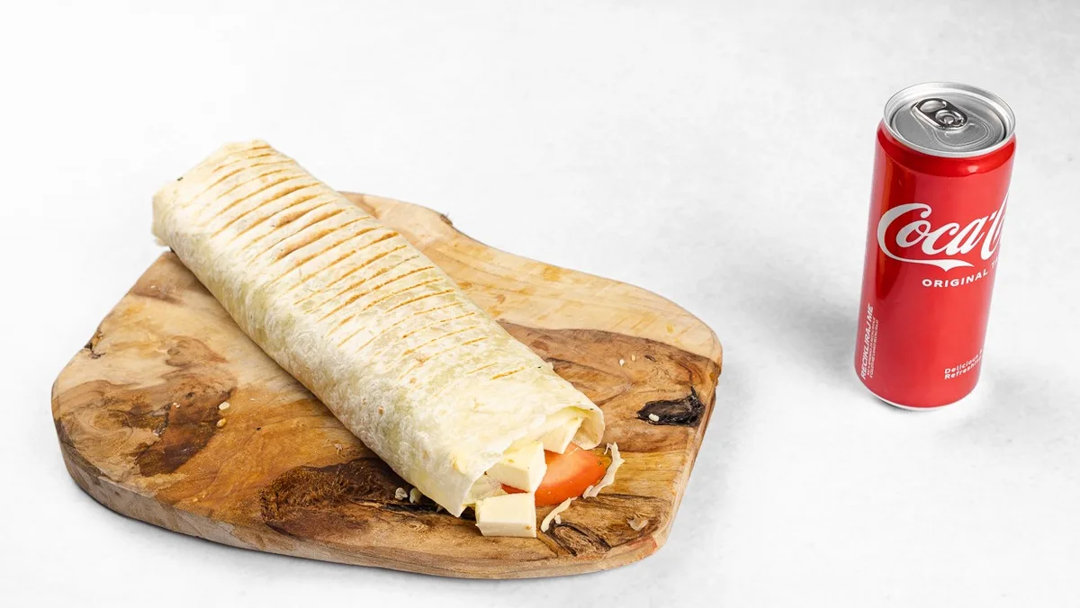 Tortilja z mozzarello in pijača