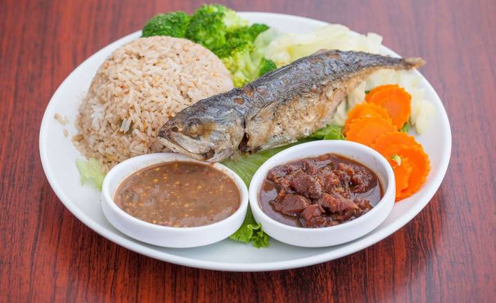 S4. Spicy Shrimp Paste Fried Rice With Fried Mackerel