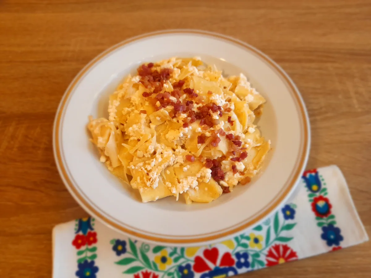 Túrós csusza baconpörccel