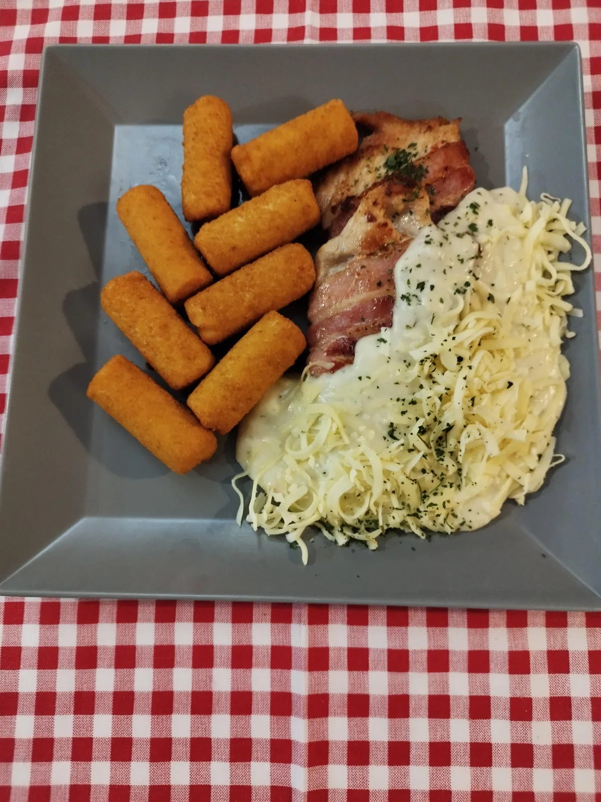 Baconbe göngyölt csirkemell sajtmártással krokettel