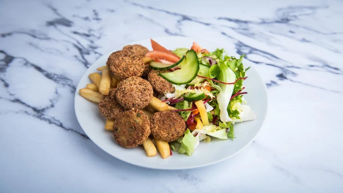 Falafel kevert salátával, hasábburgonyával, korianderes dresszinggel