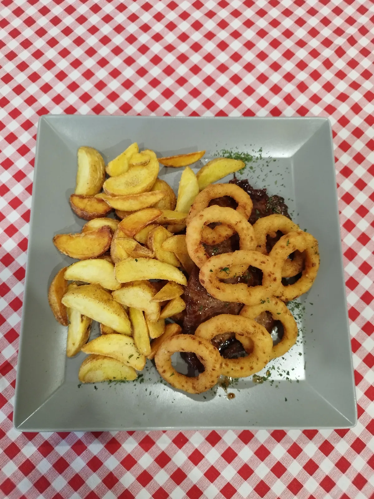M35 hátszín steak burgonyával, hagymakarikával