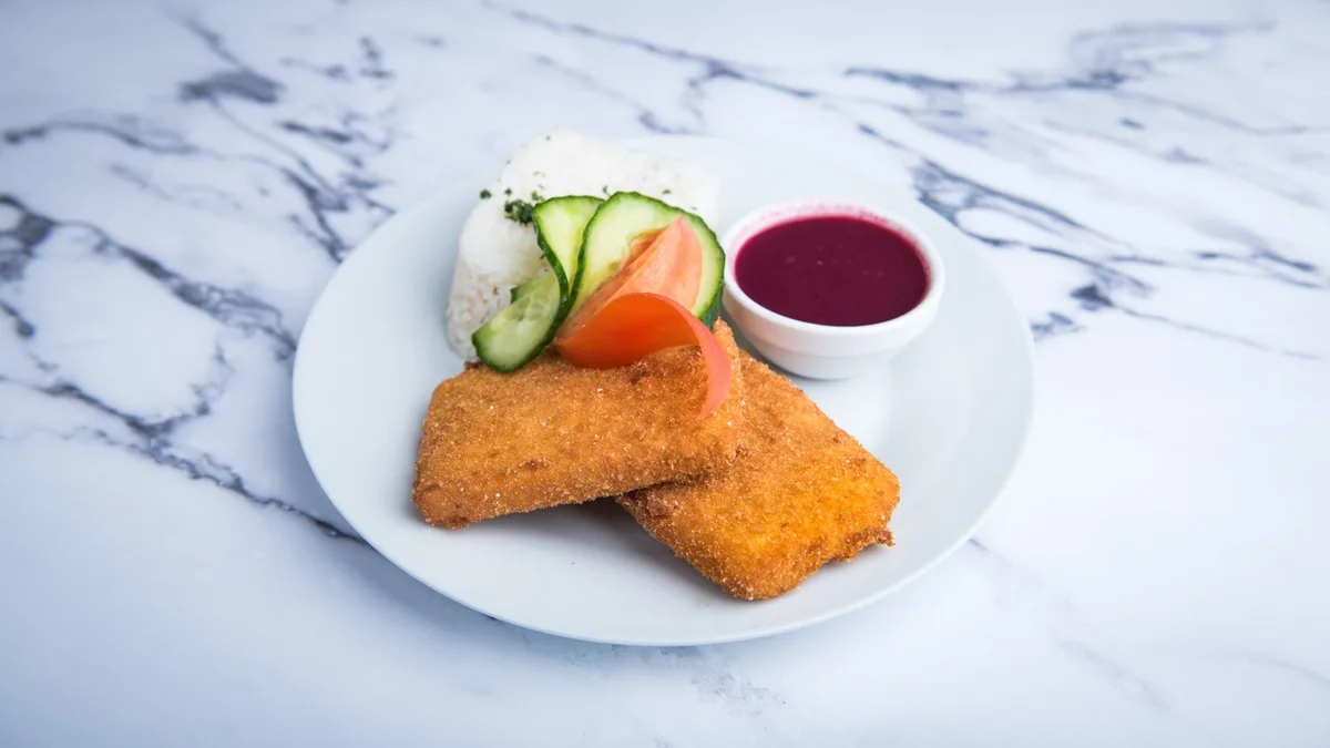 Rántott camembert rizzsel, erdei gyümölcs öntettel